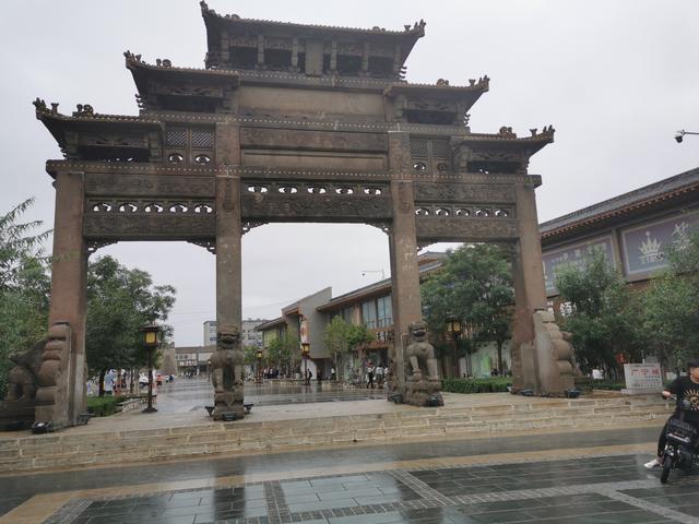 北镇鼓楼南部的李成梁石牌坊