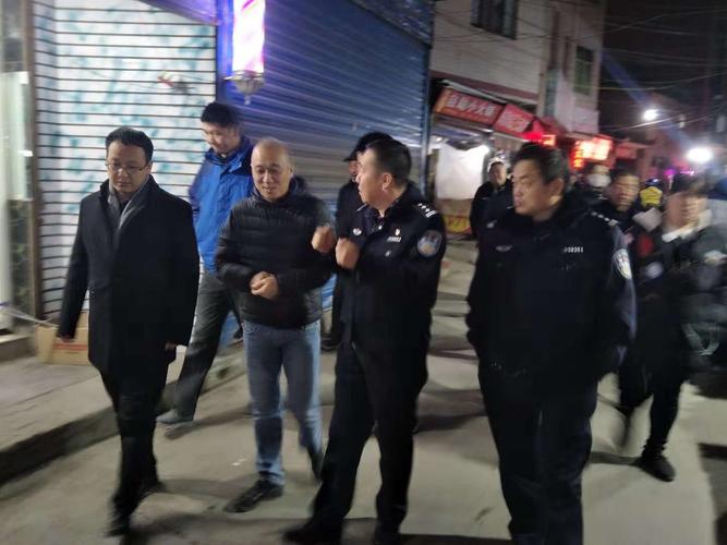 西影路派出所樊革锋副所长与所民警刘均祥,赵全喜在铁一村干部的陪同