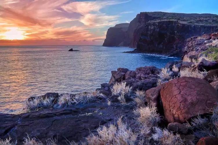 甜心岩 (sweetheart rock) 矗立在拉奈岛南海岸风景如画的hulopo"e