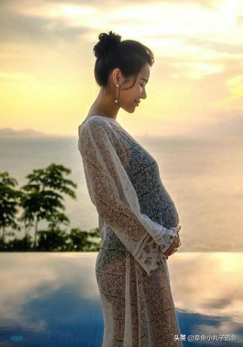 今天小编就带大家来看看女明星怀孕的样子,跟你在生活中看到的孕妇一