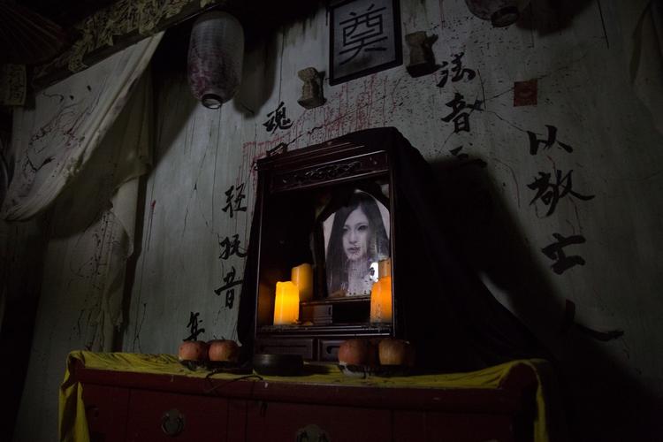 这,这是个灵堂惨淡的白光,大大的奠字汗毛立马竖起来了感觉吹来阵阵