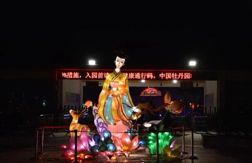 刘女士说的灯展,是中国牡丹园的特色优势项目——牡丹主题非遗灯会