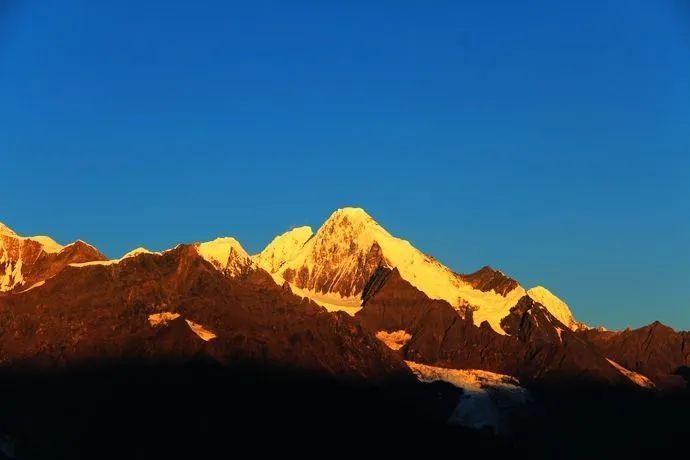 一座座闪烁着光芒的金色山脉,或是听着历史书中讲述的旧金山淘金者