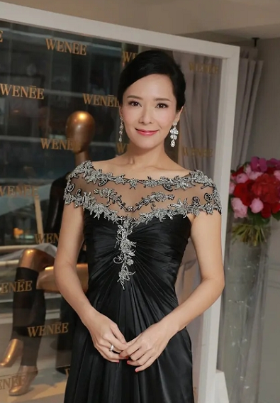 45岁郭羡妮身材真好,穿紫色抹胸配粉色包臀裙,166身材