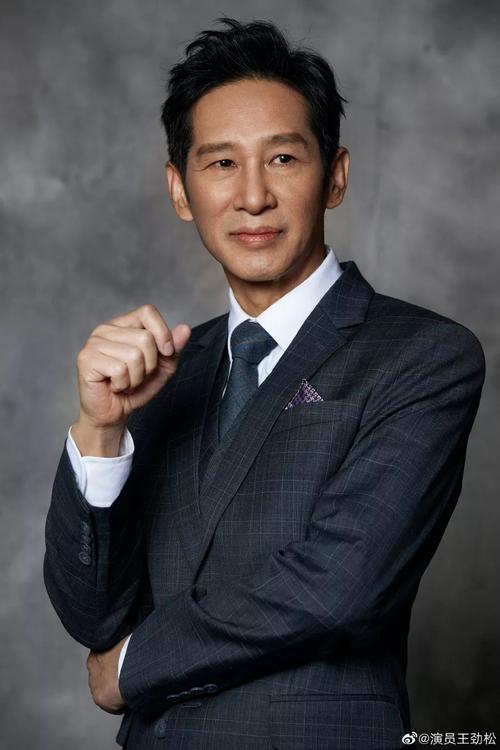 曾经做过话剧演员的王劲松,是典型的"大器晚成"型演员,40