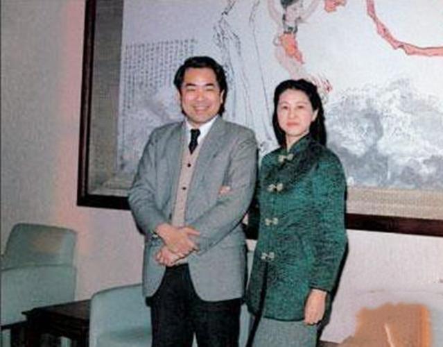 也恰恰在这个时候,一个改变他一生命运的女人出现了,这个女人就是楠莉