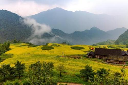 9月14日,湖南省永州市东安县塘家山梯田,雨后放晴,透澈清新,山霭缭绕
