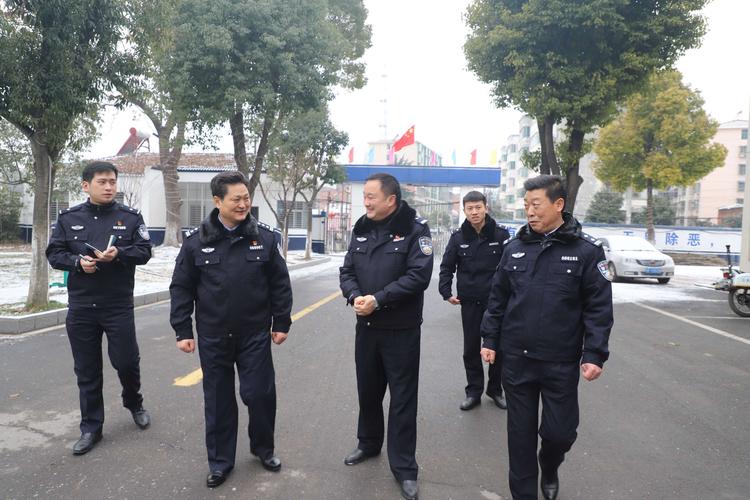 2月9日,市局党委委员,副局长田玉生冒雪深入南漳县公安局305