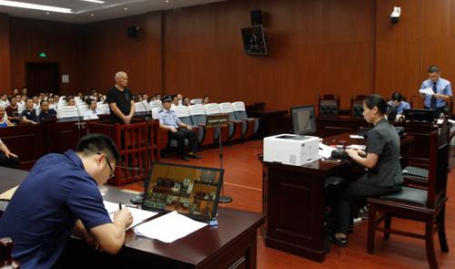 绍兴诸暨这名站长,将百万受贿款藏在行李箱里