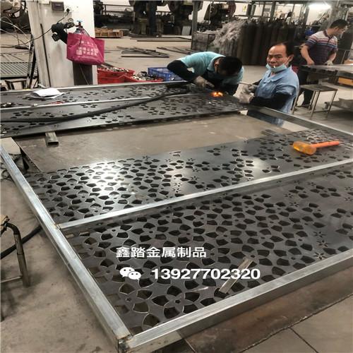 特色景墙装饰铁艺烤漆镂空屏风新中式风格案例分析