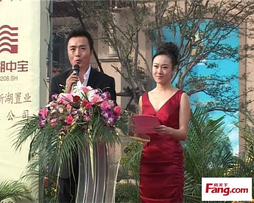 管委会副主任濮建庭为本届展会揭幕,苏州电视台知名主持人朝晖应邀