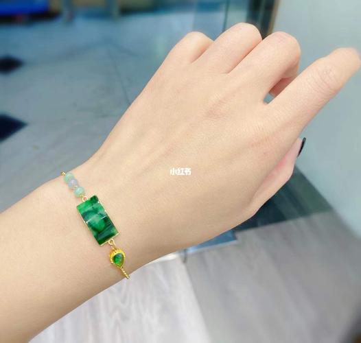 温润古朴的翡翠手牌 浓墨重彩的绿色 镶嵌k金 配珍珠链 沙佛莱 翡翠