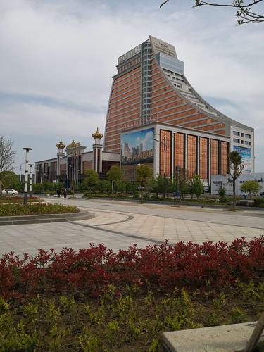 通过浠河四桥,首先映入眼帘的是威尼斯得月大酒店和菠萝形建筑的浠水