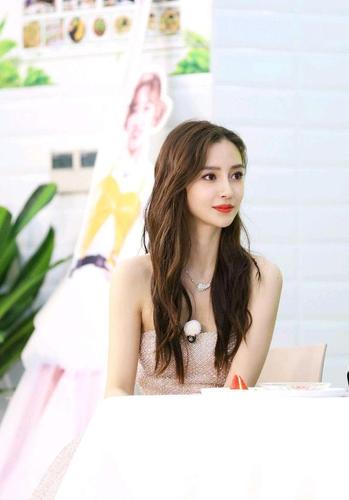 angelababy跑男造型分享,脸上洋溢着淡淡笑容,气质