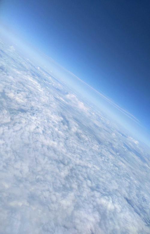 重庆飞上海的飞机上,云层之上,还是云.