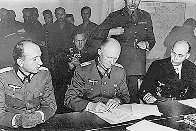 1945年,德军总参谋长签署无条件投降书
