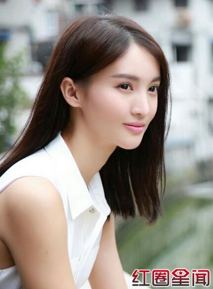 出演了自己的处女作《桐柏英雄》而好评不断,金晨老公是谁?