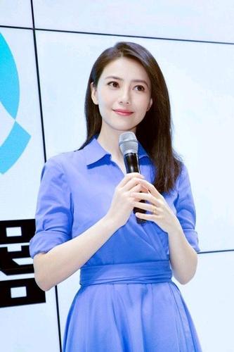 高圆圆不愧是京城第一美女,41岁搭翻领套裙温婉成熟