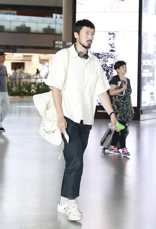 王传君拒演爱情公寓一身休闲装像日系大叔网友我们欠你一个道歉