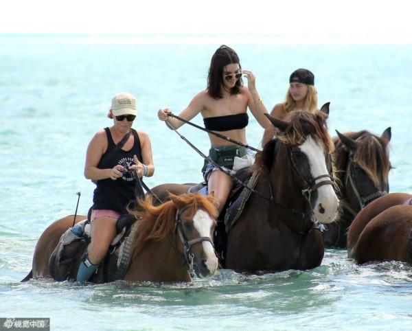 组图:性感拉风!肯达尔抹胸露沟驯马变酷妞