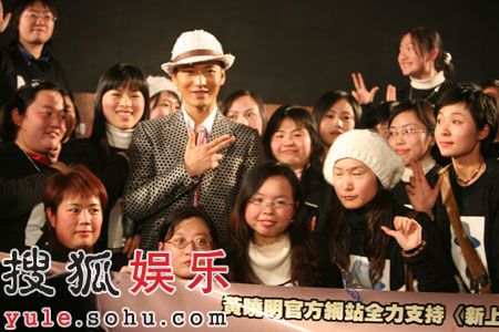 黄晓明陈数杭州签售原声带 场面火爆出入走货梯