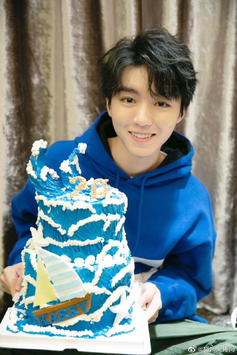 tfboys分享210808身穿蓝色系的王俊凯向你报道这活力满满的少年气让人