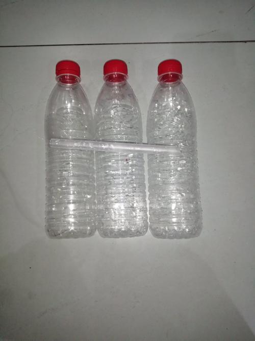 首先我们需要准备三个矿泉水瓶和一根粗一点的吸管