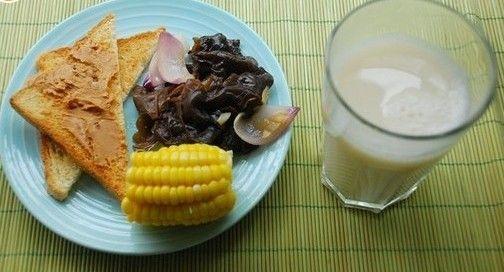 舒服的早餐:烤土司配花生酱 甜玉米 薏仁豆浆