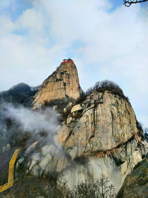 从玻璃栈道上看五朵山主峰金顶 美轮美奂宛如仙境 远处的观景台 跟
