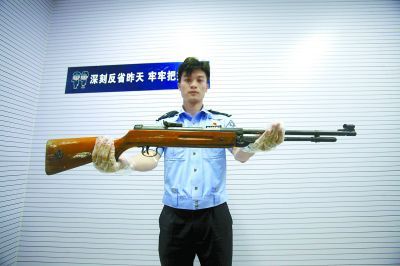 男子在公园持气枪打鸟 拘留!