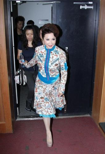 58岁蔡明剪短发变年轻,穿健美裤双腿纤细笔直,身段不输小姑娘