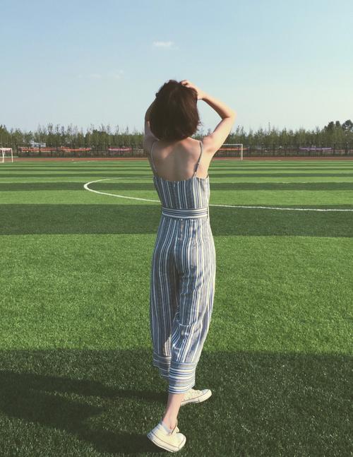 锁骨香肩搭配吊带长裙的女大学生,草坪上最