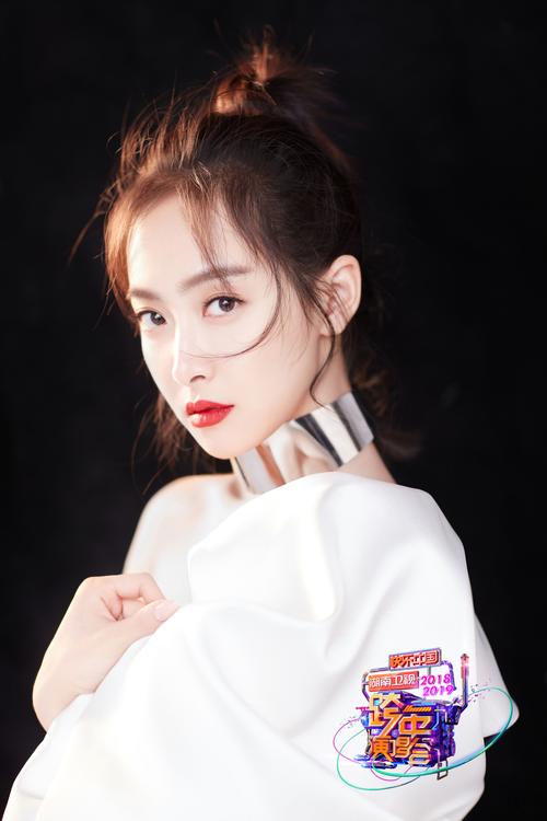 气场全开点燃视听盛宴,全能宋茜亮相湖南卫视跨年舞台