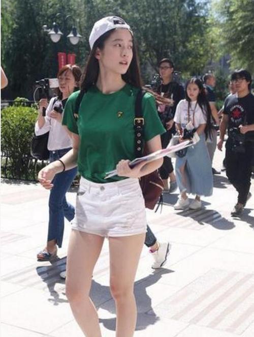 同样是20岁秀大长腿张雪迎和关晓彤的差距还真大