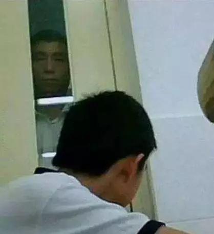 看到班主任没有表情的脸正盯着自己