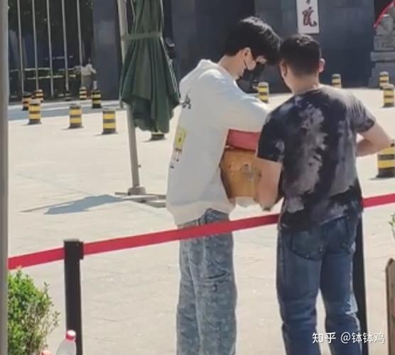 时代少年团张真源去中戏报道,被一群私生跟拍,拿快递头都不敢歪