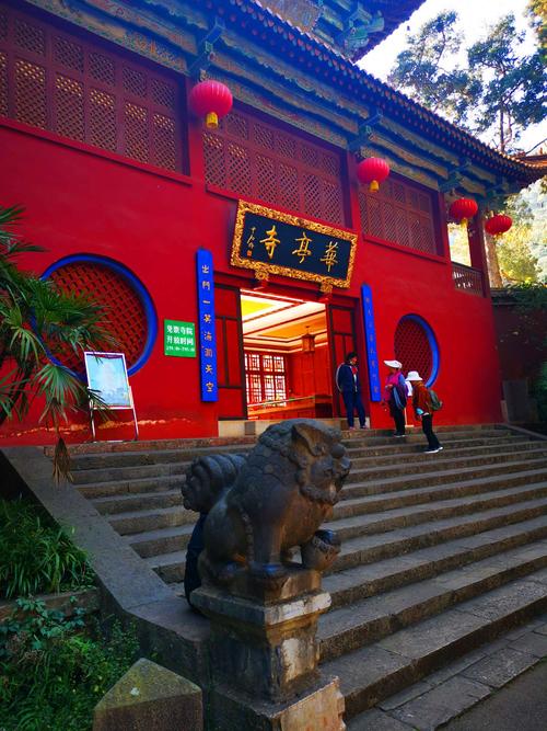 华亭寺 华亭寺庙的规模很大里面的游客也很多,快速走了一圈内室基本没