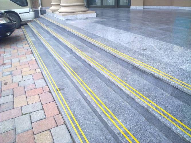 关注点: 防滑台阶警示线)