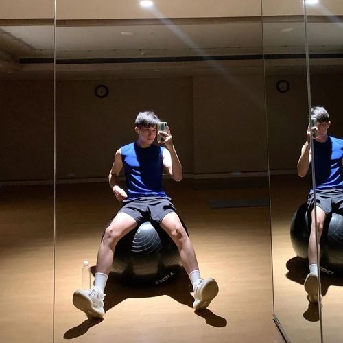 发堉不错的腹肌小奶狗被男摄影师盯上,白袜短裤自拍抢镜,想a!