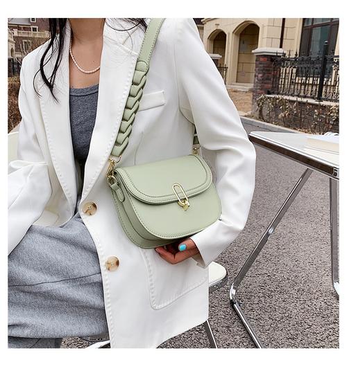 今年流行包包2021新款时尚潮春季上新单肩女包简约个性斜挎马鞍包