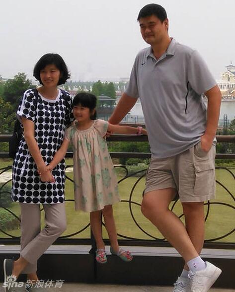 姚明一家三口游览迪士尼 众明星晒最萌身高差合影