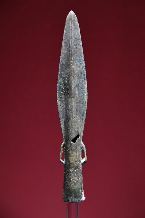 这是展出的战国时期巴蜀图语青铜矛(4月28日摄).