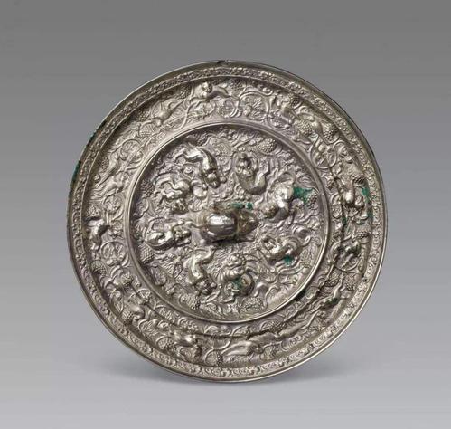 (唐代海兽葡萄纹铜镜)