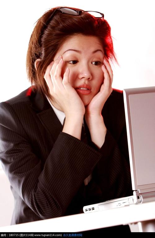 双手托脸看笔记本的商务女人