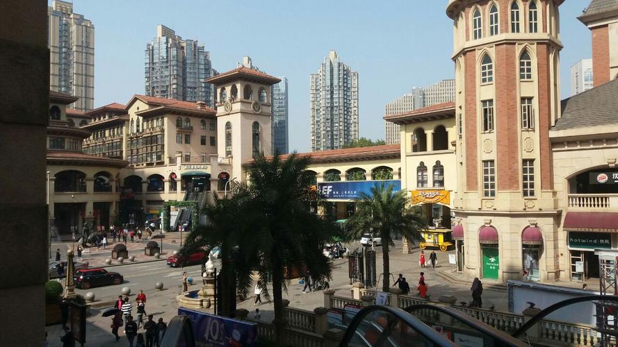 光谷步行街还没有建完,法国风情街还在建设当中,等全部弄好估计会更