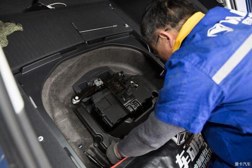 奥迪a4的蓄电池是在尾箱里哟,我之前没换过,也是第一次看到.