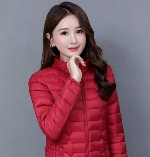 老式羽绒服快扔掉,今年风靡的轻薄棉服,45岁女人穿减龄又显瘦