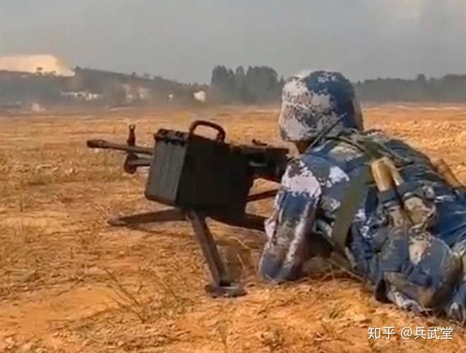 最近山地重机枪,也就是qjz171式重机枪的确是火爆了一把,毕竟班机用