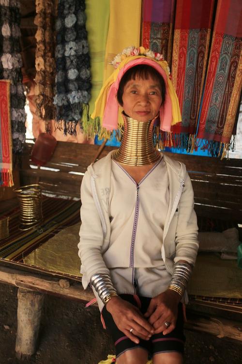 图片来源于网络   长颈族人以脖子长为美.