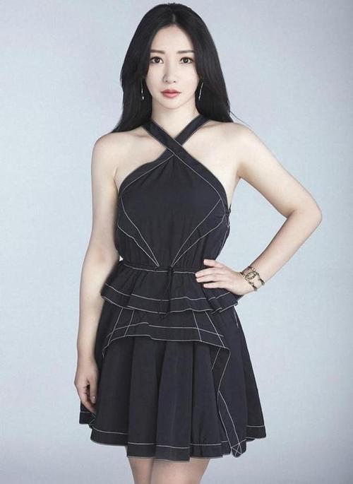 柳岩这身材太适合穿旗袍了,完美展示s形腰线,曼妙身姿